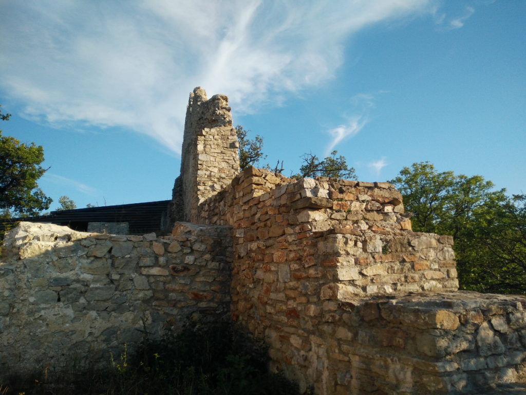 A Rezi vár eredeti falai