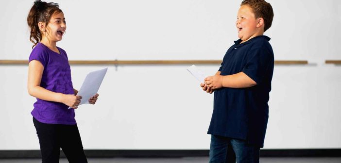 Gyerekek dráma foglalkozás alatt nevetnek